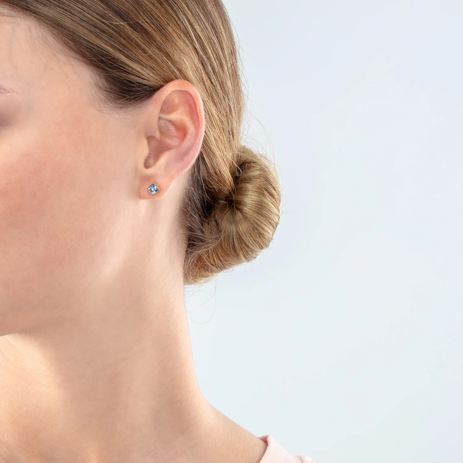 Brilliant Square small earrings gold pale blue - Image 3