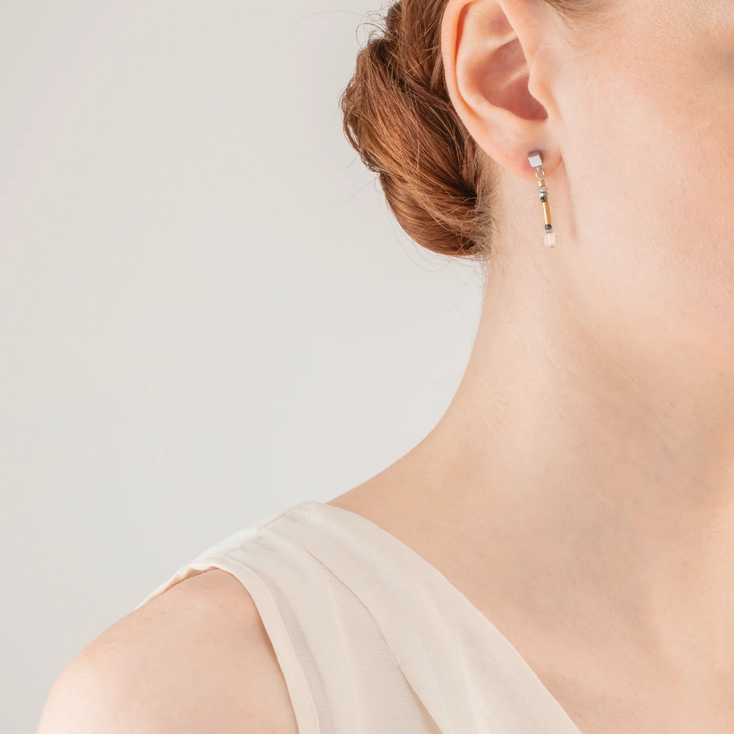Cube Story Minimalistic Sparkling earrings grey gold - Image 4