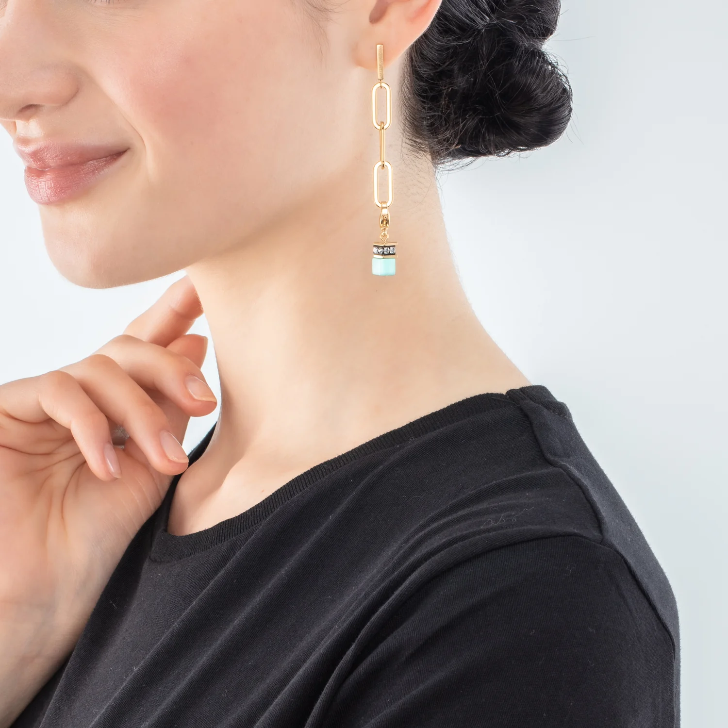 Happy Iconic Cube charm earrings gold pastel - Image 4